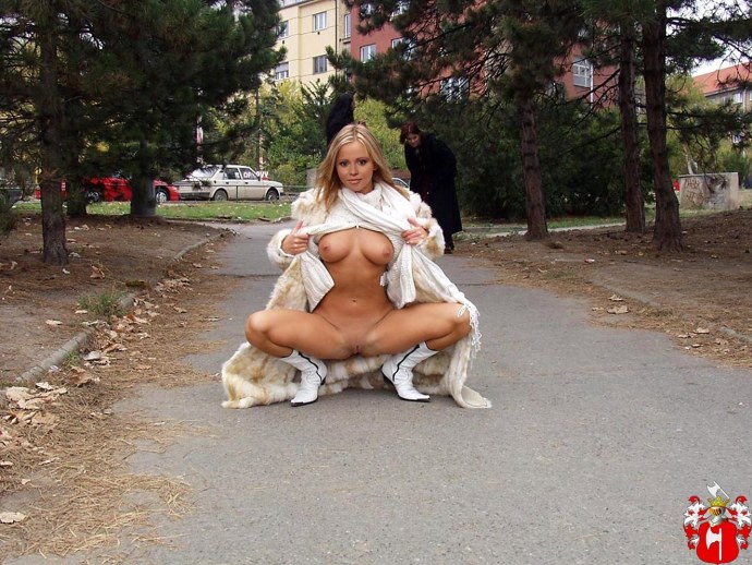 Анальный трах на улице в юбке