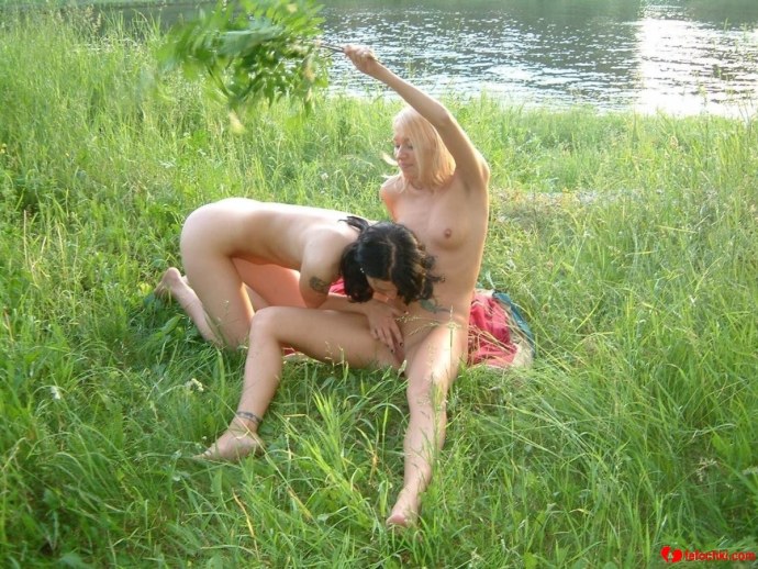 Пьяные голые девки на природе