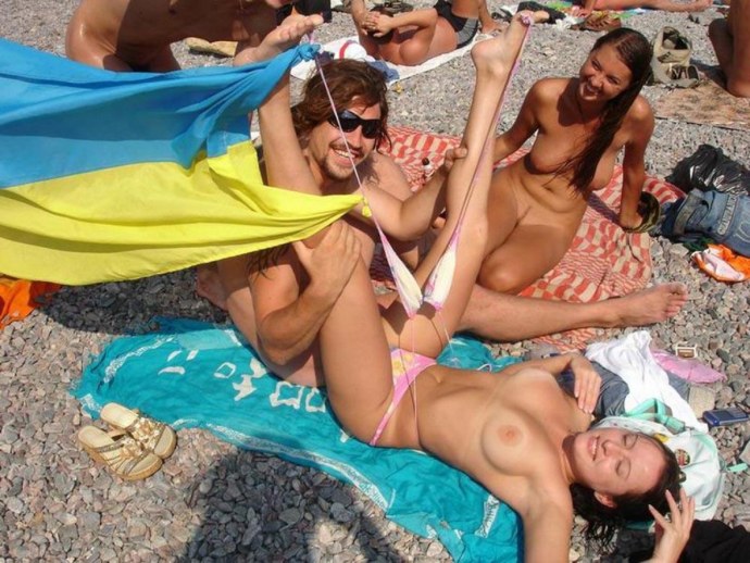Голые женщины на пляжах Крыма