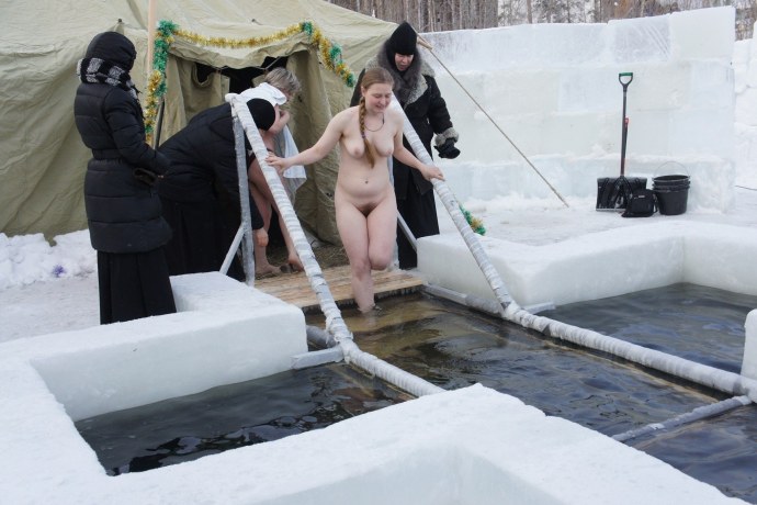 Голые купаются в проруби