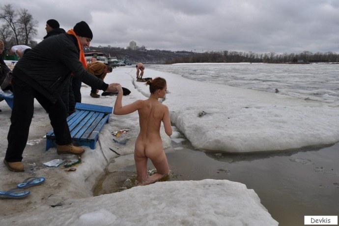Голые купания на крещение