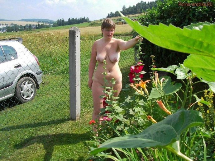 Голые женщины загорают на даче