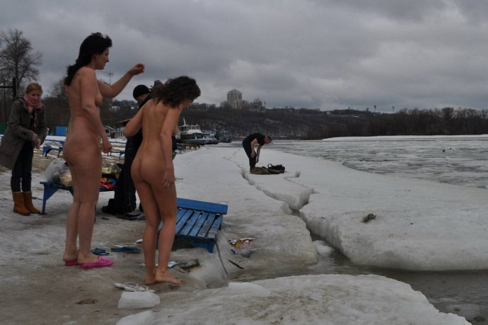 Голые бабы купаются зимой