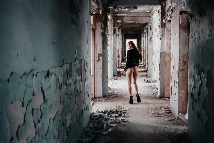 Мастурбация в заброшенном здании