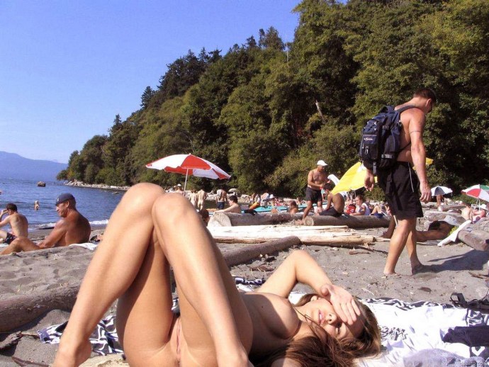 Девушки на нудиском пляже