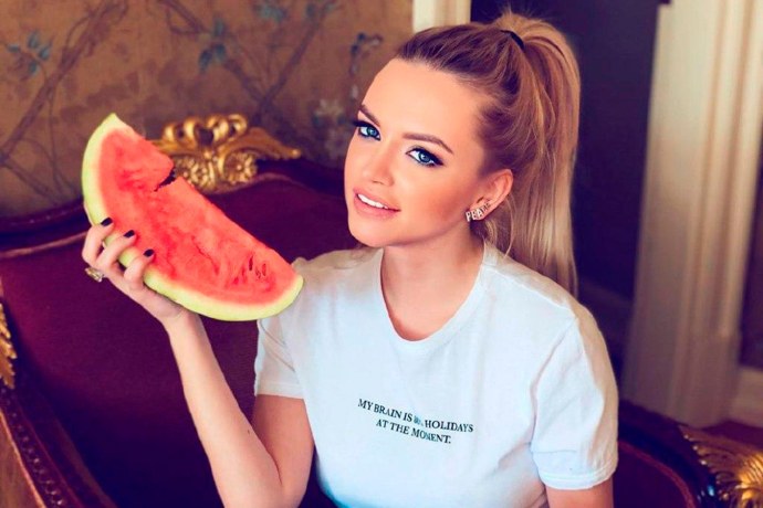 Милана Кержакова в купальнике