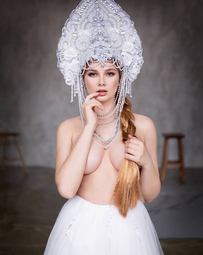 Голые женщины в кокошниках