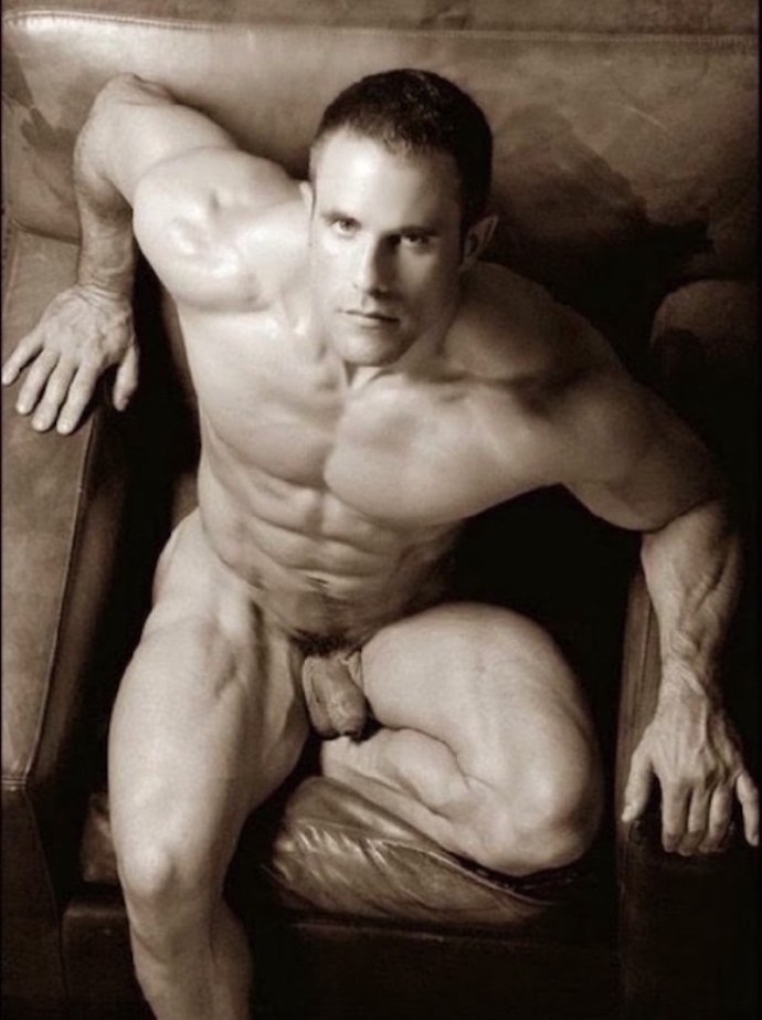 Бодибилдер Zeb Atlas голый