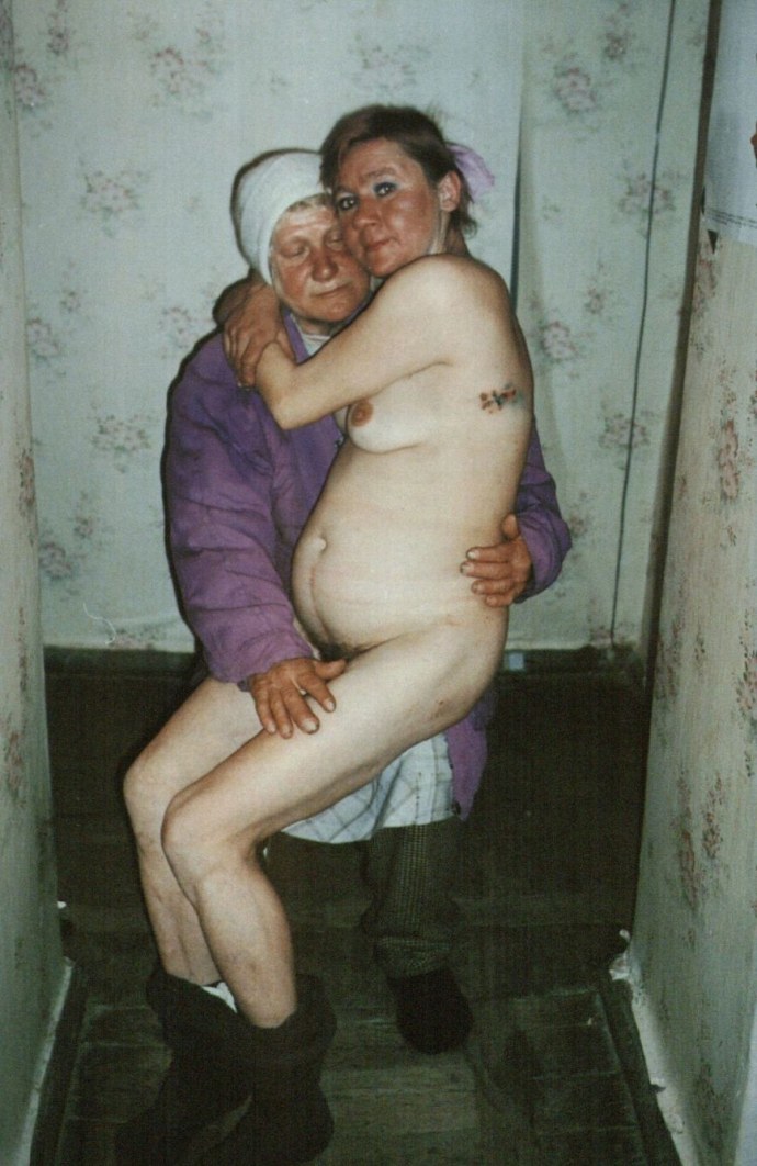 Пьяная бомжиха без трусов