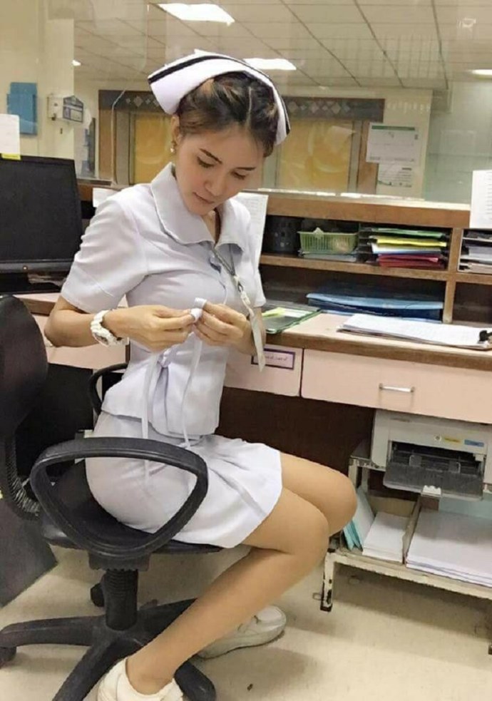 Стройная медсестра
