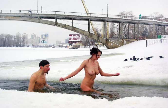 Голая зимой в проруби частное