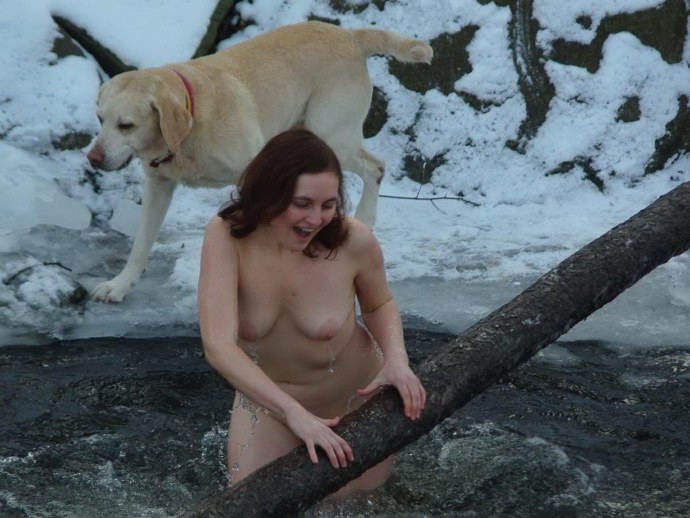 Голые женщины купаются в проруби