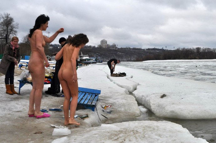 Женщины купаются в проруби голышом
