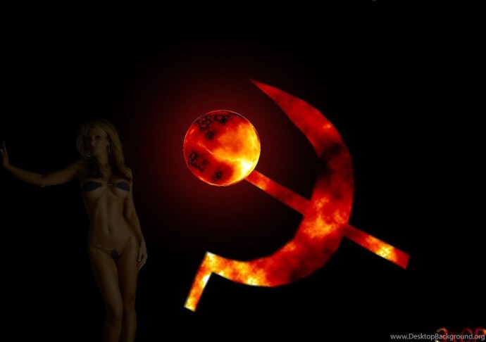 Девушки на фоне символики СССР