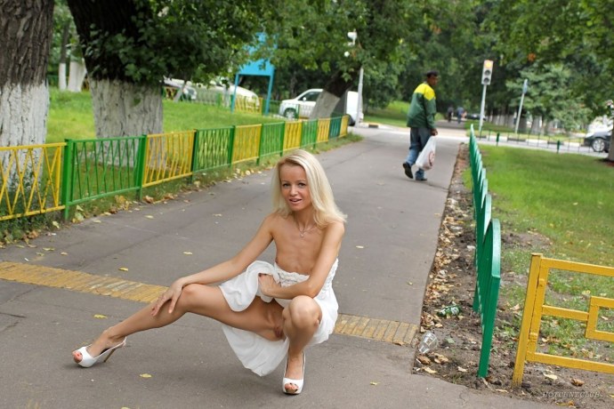 Девушки в юбках без трусов