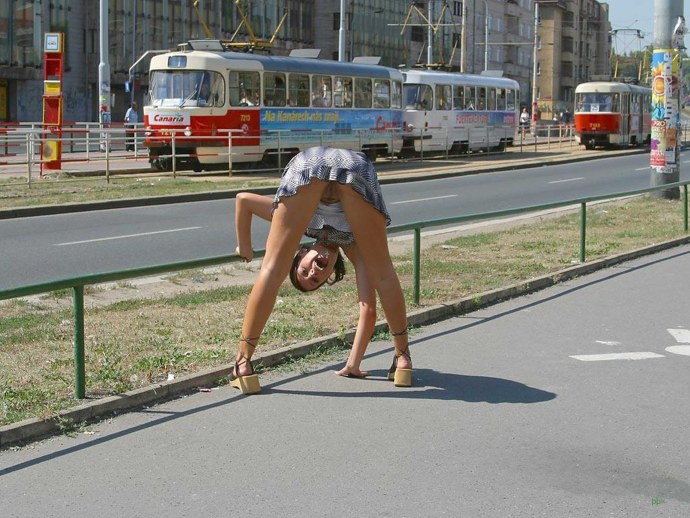 Разделась ночью на улице
