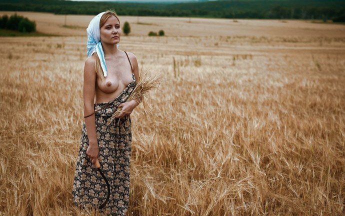 Красивые голые колхозницы