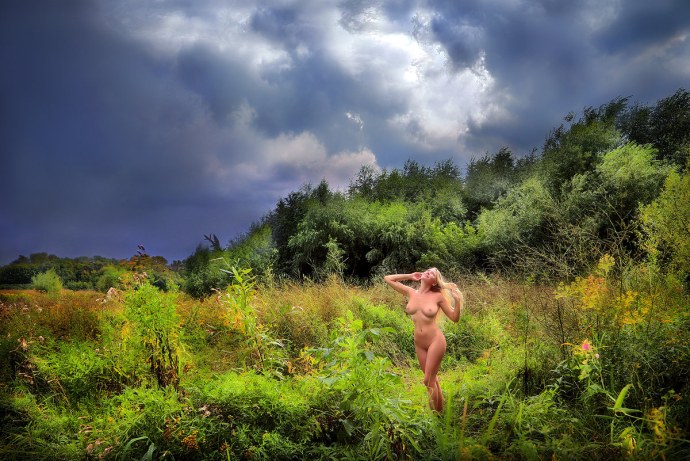 Эротическая фотосессия в лесу