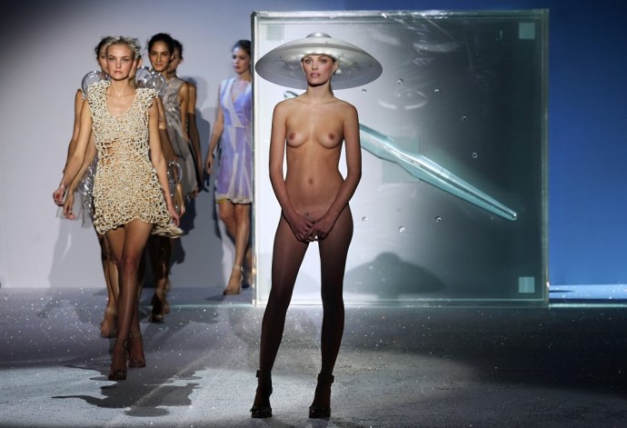 Alejandra Guilmant титьки подиум