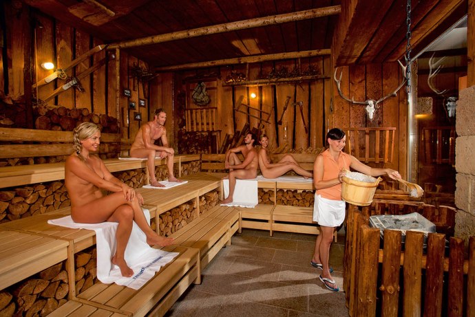 Голые женщины в женской бане