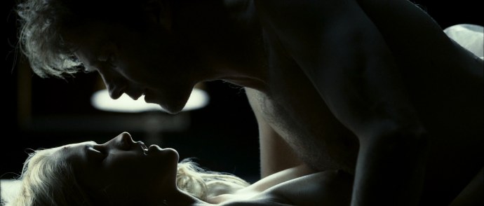 Тереза Палмер (Teresa Palmer) голая в фильме «Берлинский синдром» (2017)