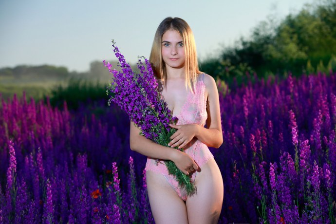 Elle tan в розовом свитере на реке голая