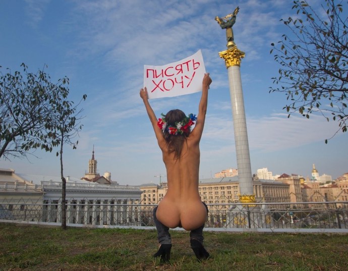 Украинская Фемен без трусов
