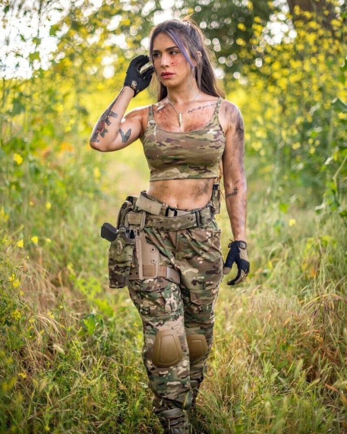 Джулия Скайхай голая ножки