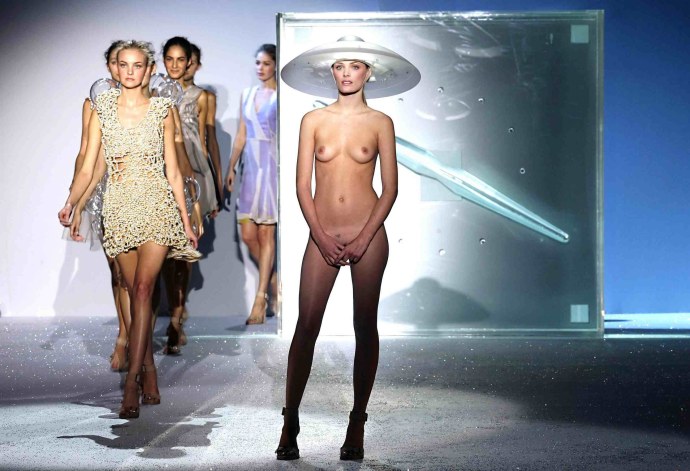Голые манекенщицы на подиуме