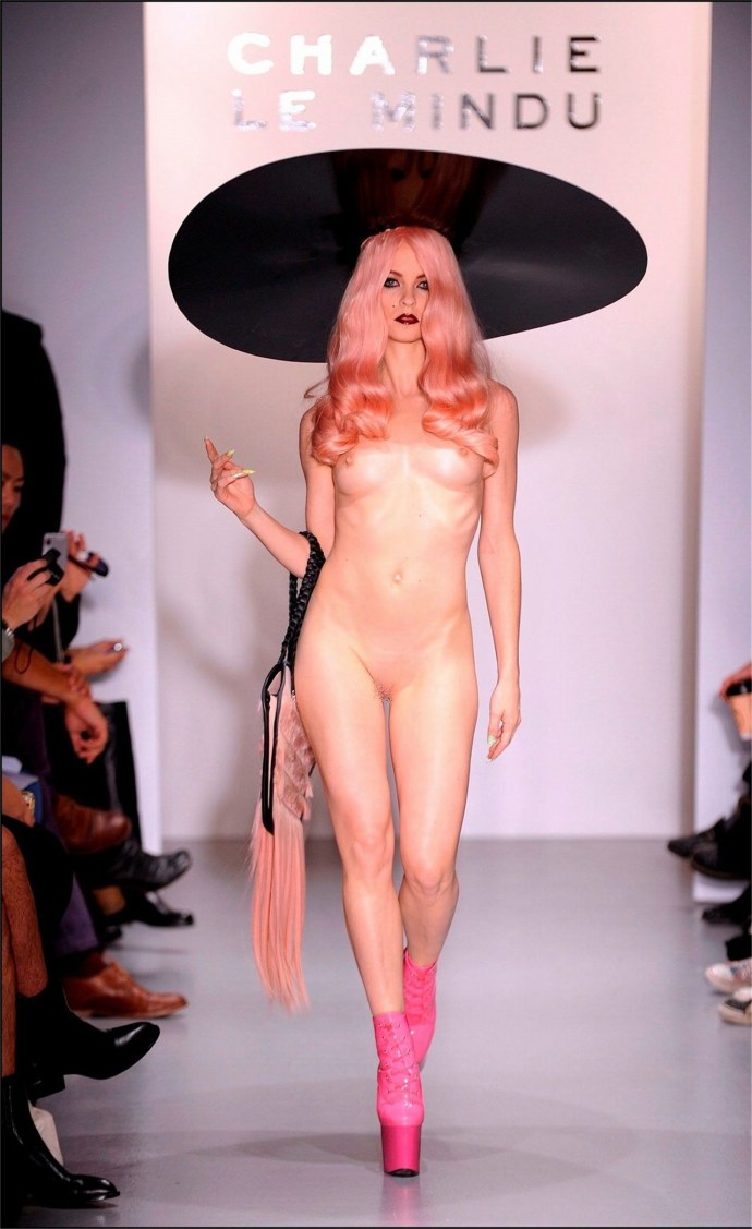 Совсем голый показ мод