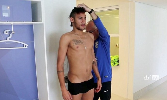 Neymar - футболист. Голый