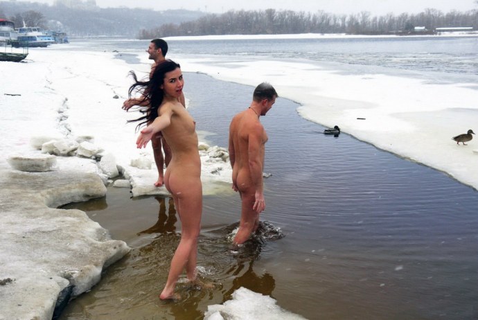 Голые женщины купаются в проруби
