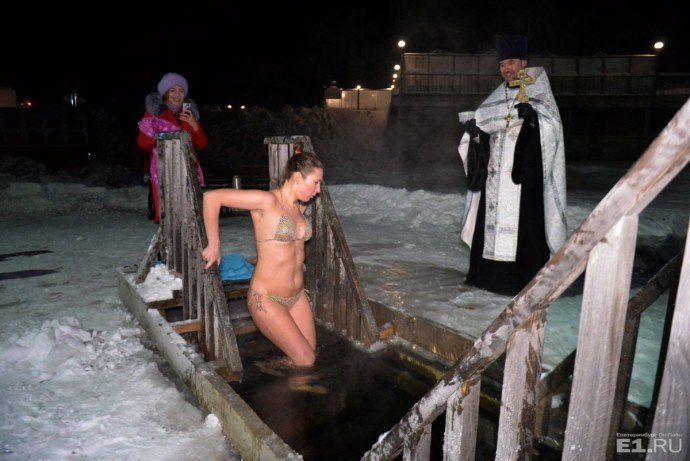 Бабы в проруби на крещение