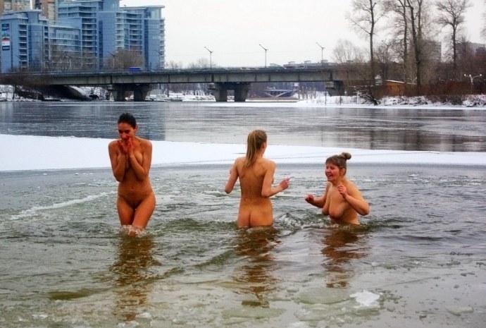 Голые Рождественские купания