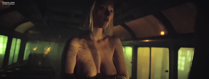 Veronica Simon голая на диване