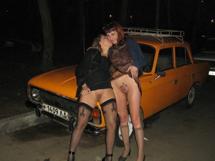 Голые уличные дорожные шалавы