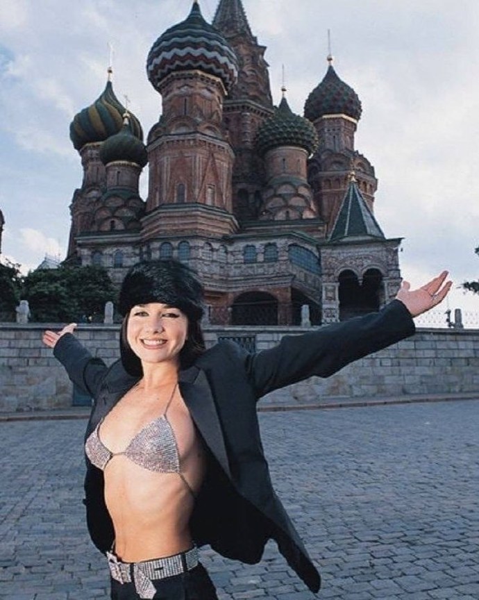 Наталья Орейро фотосессия жёлтый фон