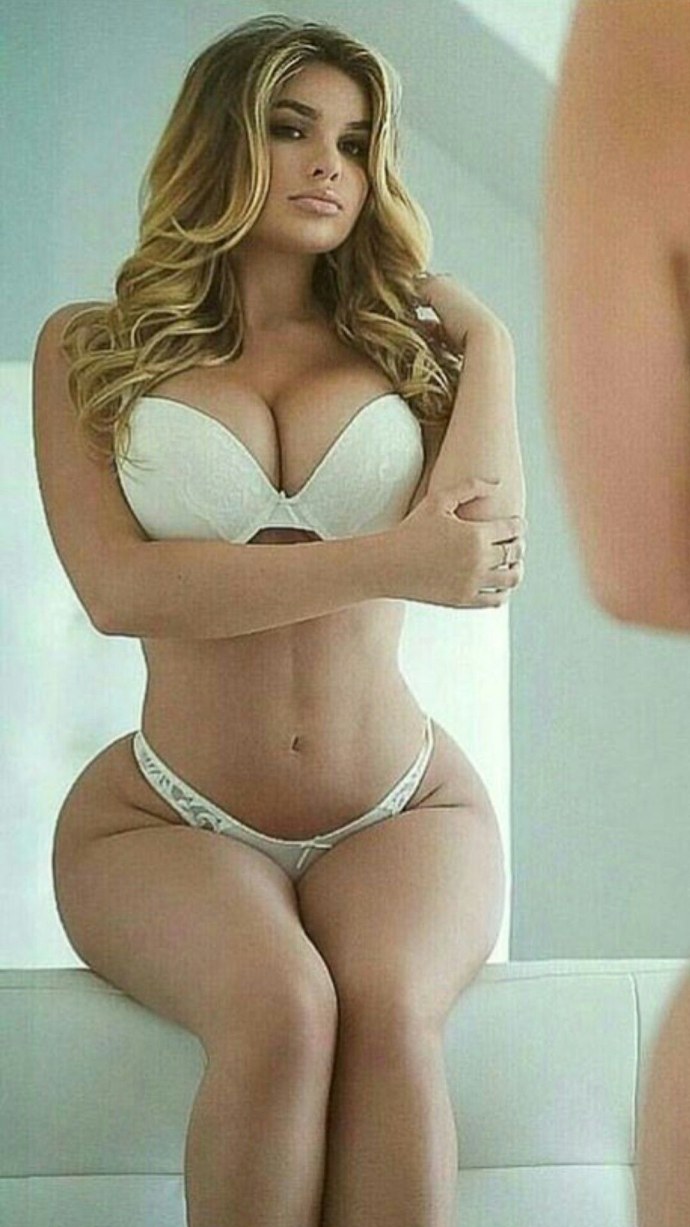 Долли Кастро в бикини