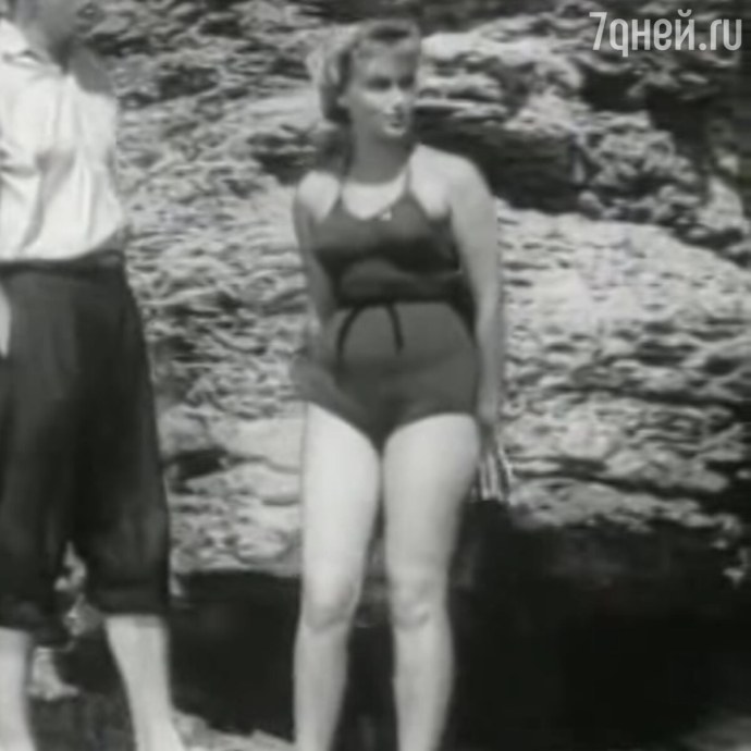 Вирна Лизи в купальнике