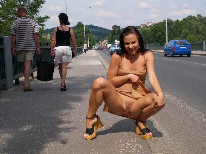 Голая без Сисек на улице
