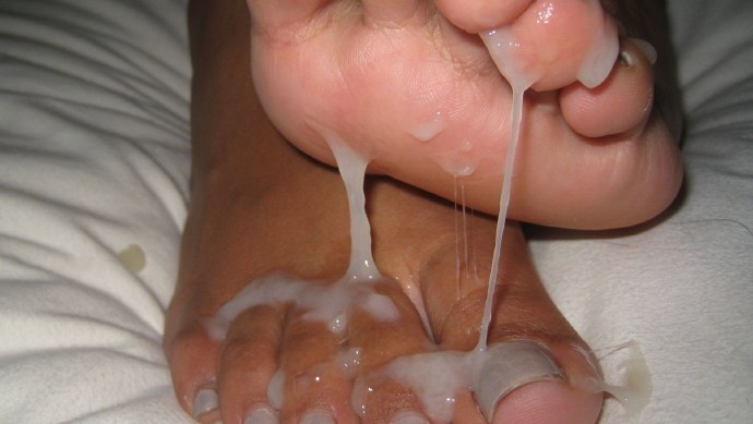 Кончил на ступни домашнее