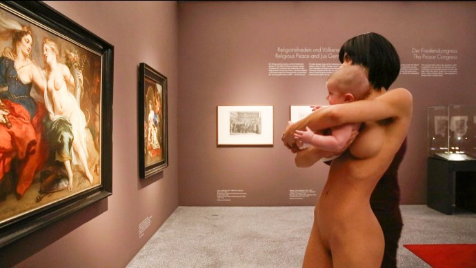 Эротическая фотосессия в музее