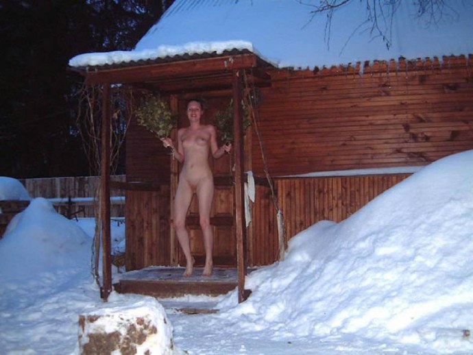 Голые купаются в проруби