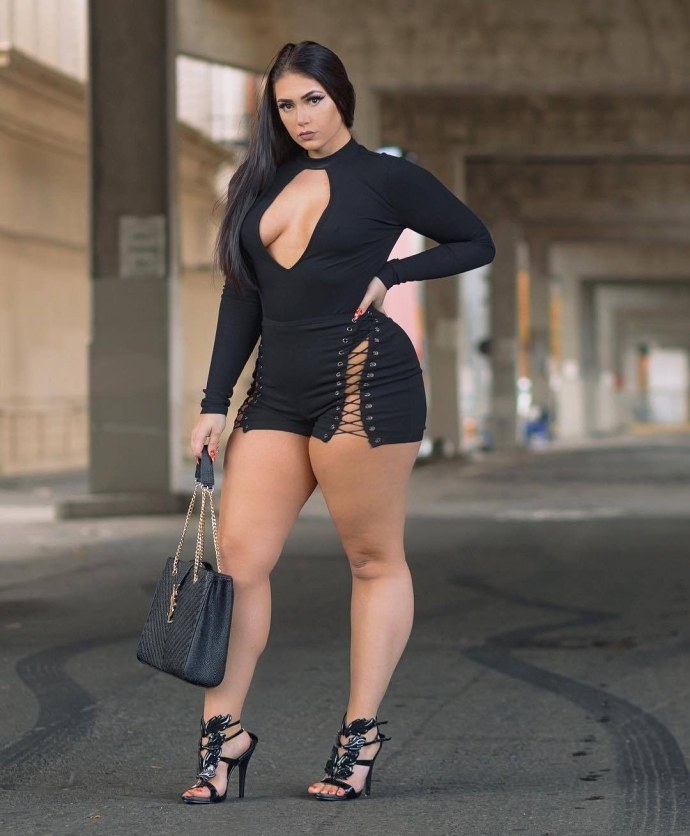 Jacqueline Petzak в платье