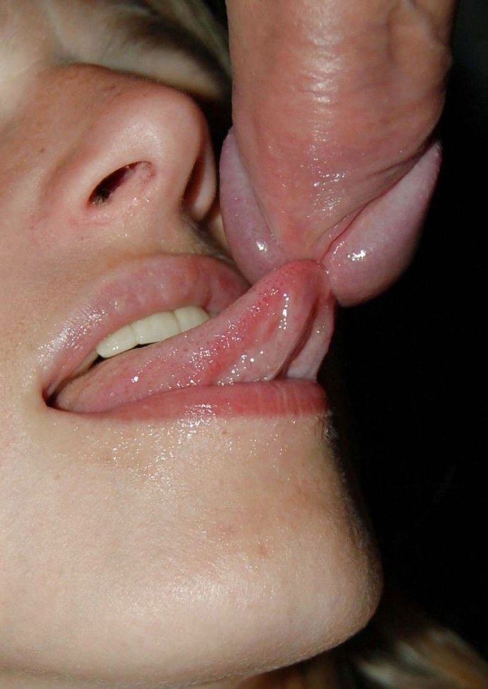 Девушка лижет головку члена