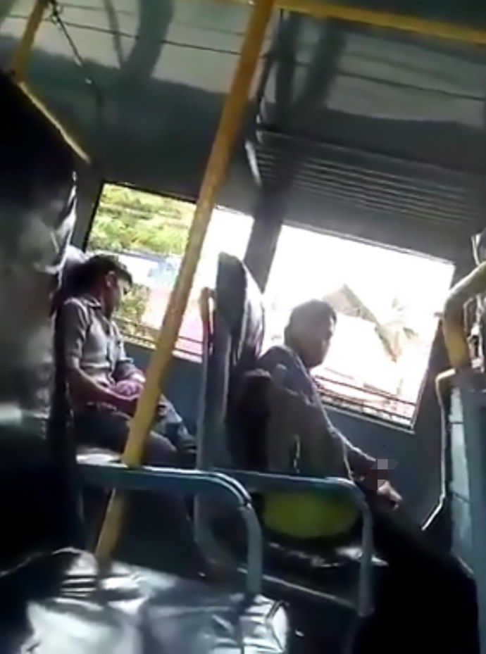 Голая в автобусе при людях