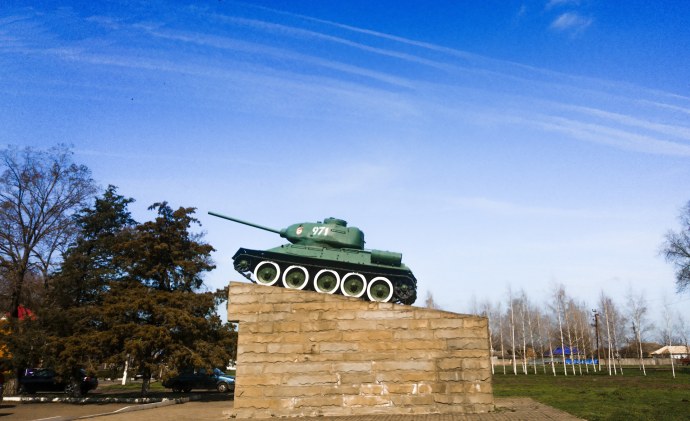 Памятник танк т-34 Павловская Краснодарского края