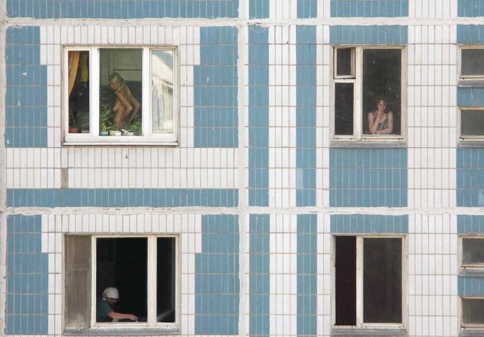 Голая в окне соседнего дома