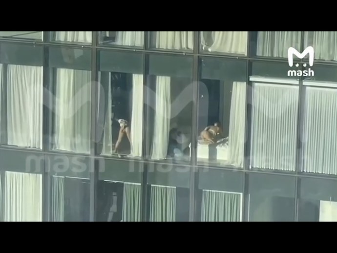 Девушка у окна Москва Сити