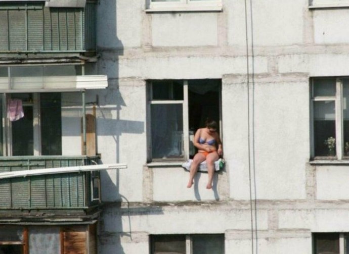 Загорает в окне